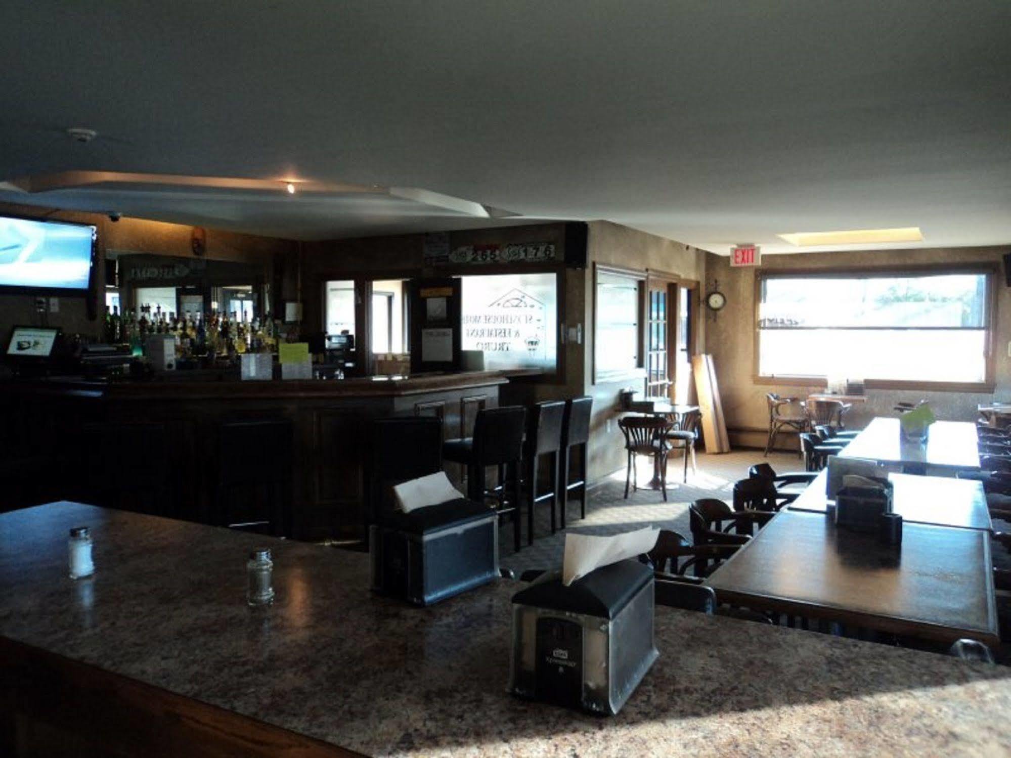 Stonehouse Motel And Restaurant Труро Экстерьер фото