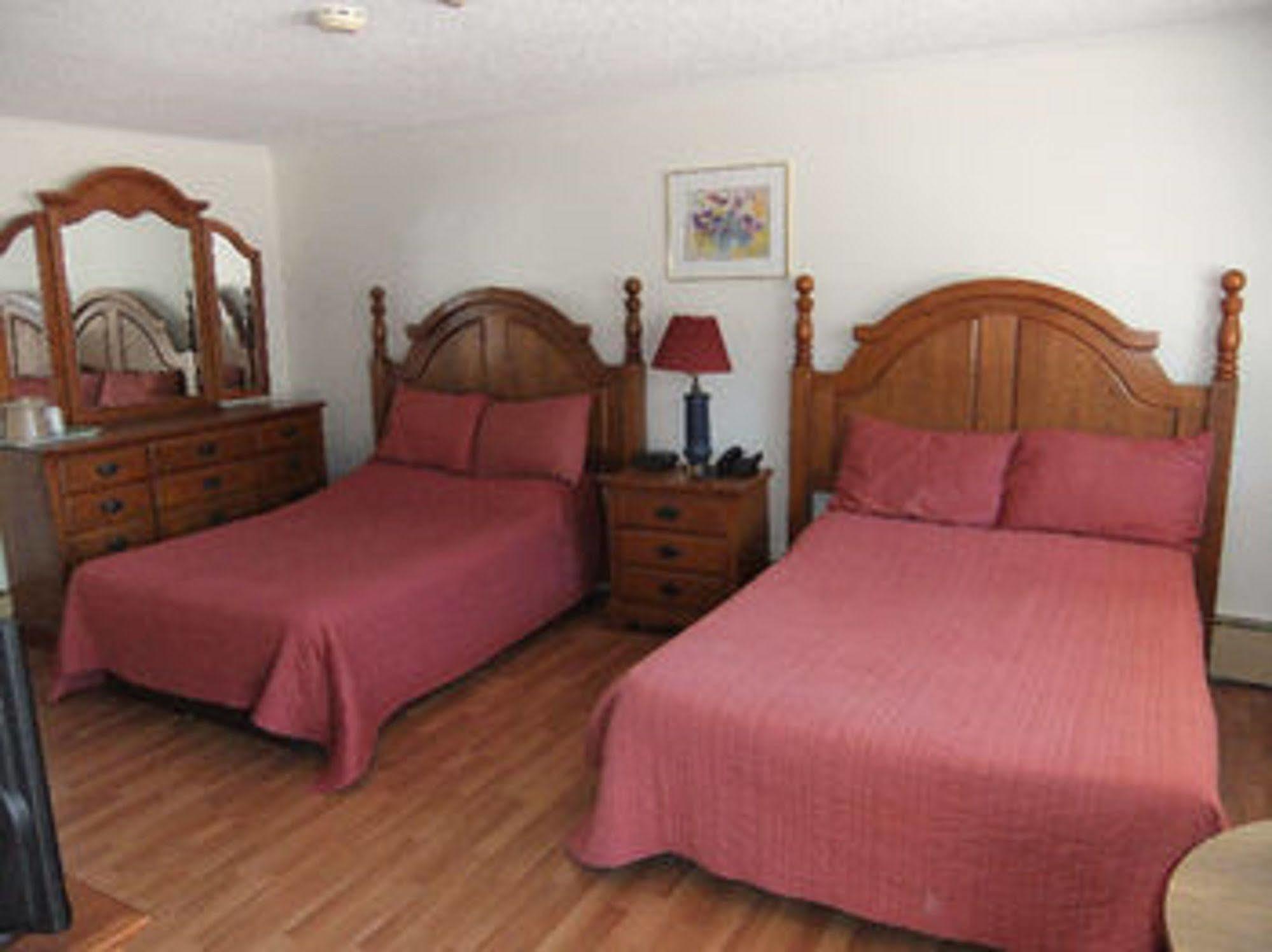 Stonehouse Motel And Restaurant Труро Экстерьер фото